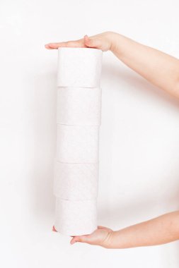 Kadın, kız, tuvalet kağıdı tutan adam, ev, karantina durumunda malzemeler, evde oturmak, temizlik, temizlik, temizlik, rahatlık, temiz eller, tesisat.