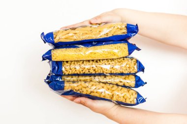 Bir kadın, bir kız, bir erkek makarna, spagetti, ravioli, hamur ürünleri, karantina zamanı için stoklar, evde yemek pişirme, izolasyon, mağaza, koronavirüs...