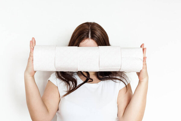 женщина, девушка, мужчина с рулонами туалетной бумаги, дом, принадлежности в случае карантина, сидя дома, обеспечение и гигиена, туалетные принадлежности, чистота, комфорт, чистые руки, сантехника
