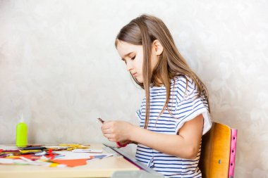 Kız el işi, kartpostal, kağıt, yaratıcılık için çok renkli kâğıt, anneye, anneye, babaya, aileye hediye karantina, izolasyon, tatil süresince kendi evini yaratıyor.