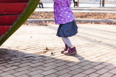 Şapkalı ve ceketli bir kız annesiyle sokakta yürüyor, Park, trafik, gülümseme, şehir, çevre, büyümek, dünyayı öğrenmek, bahar