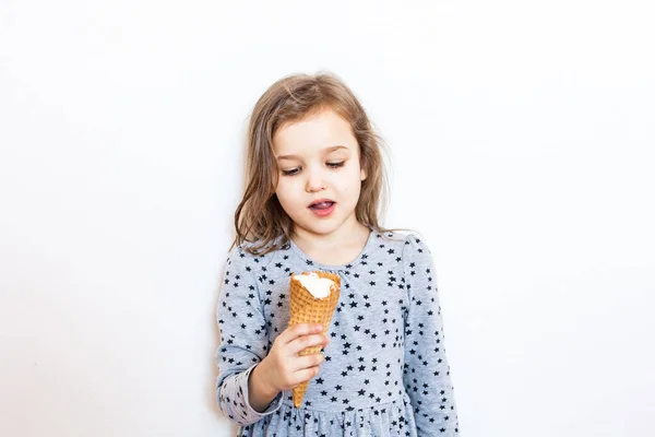 Fille Manger Crème Glacée Maison Pendant Quarantaine Avec Sœur Douceur — Photo