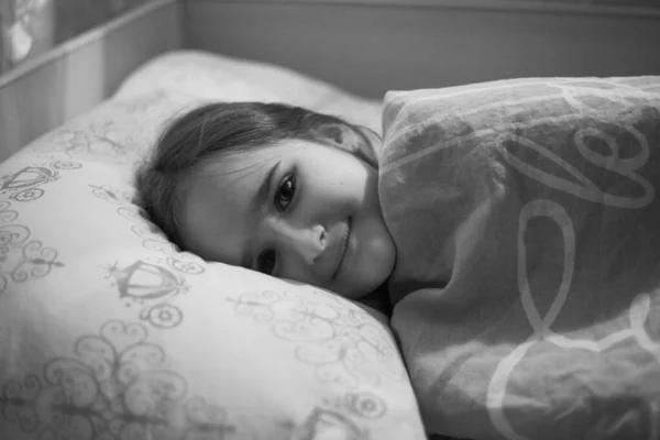 Flickan Går Till Sängs Lugn Natt Filt Och Säng Kudde — Stockfoto