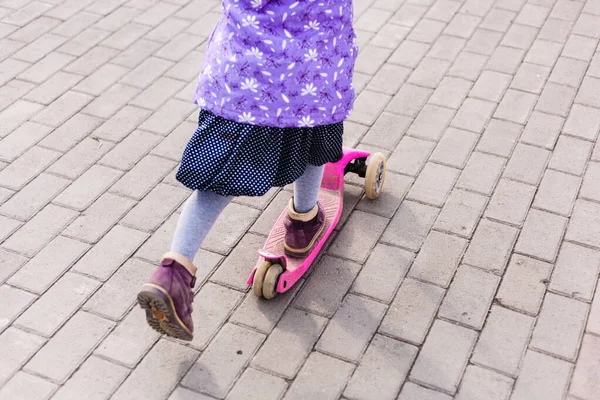 Девушка Шляпе Куртке Ездит Скутере Веселье Движение Общение Другими Детьми — стоковое фото