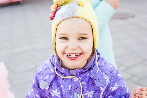 Маленькая Девочка Ест Хлопковую Свечу Сладости Шляпу Украшения Сделанные Мамой — стоковое фото