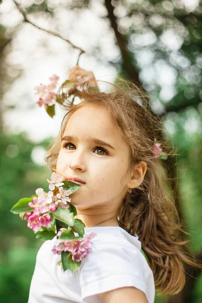 Ramos Primavera Menina Uma Árvore Maçã Florescente Beleza Juventude Retrato — Fotografia de Stock