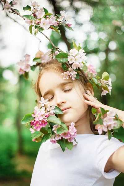 Ramos Primavera Menina Uma Árvore Maçã Florescente Beleza Juventude Retrato — Fotografia de Stock