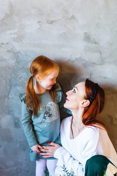 Kleines Mädchen Mit Roten Haaren Geflochtenen Pferdeschwänzen Einem Kleid Steht — Stockfoto