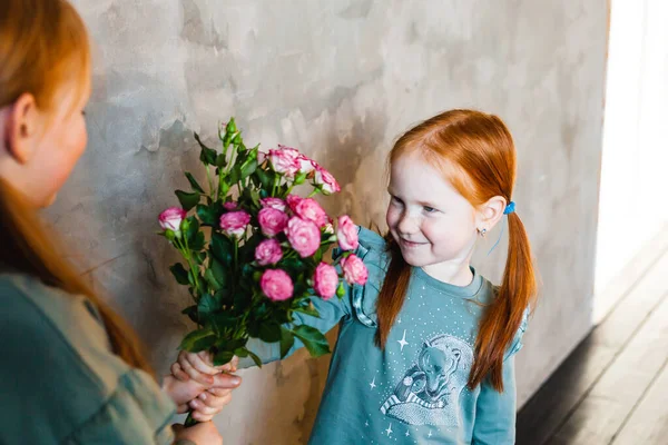 Une Petite Fille Aux Cheveux Roux Enlève Les Fleurs Les — Photo