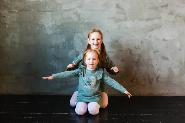 Une Petite Fille Aux Cheveux Roux Étreint Sœur Chuchote Secret — Photo