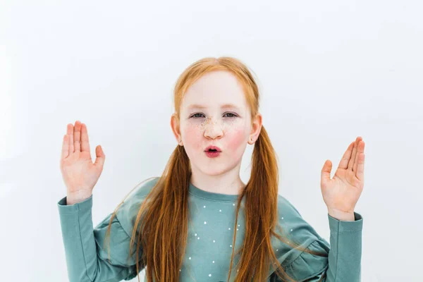 Meisje Spelen Sluit Haar Ogen Verrassing Verschillende Emoties Gevoelens Kinderen — Stockfoto