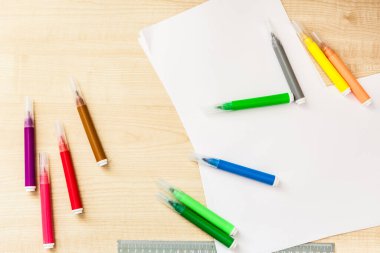 Keçeli kalemler, kutulardaki kalemler, farklı renkler, masadaki sıralama, çocuğun çalışması, ev yapımı ve düzen, çizim keyfi, okul masası ve karantina.