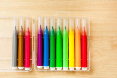 Keçeli kalemler, kutulardaki kalemler, farklı renkler, masadaki sıralama, çocuğun çalışması, ev yapımı ve düzen, çizim keyfi, okul masası ve karantina.