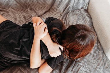 İki küçük kız, evde oynayan kız kardeşler, kanepede zıplıyorlar, sarılıyorlar, birbirlerini öpüyorlar, kavga ediyorlar, tartışıyorlar, izolasyon, tatil, hafta sonu evde iletişim.