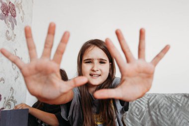 Kız, evde küçük, gri tişört giymiş, kız eli, karantina, fotoğraf çekimi, anne ve ailesiyle evde bir gün, tatilde.