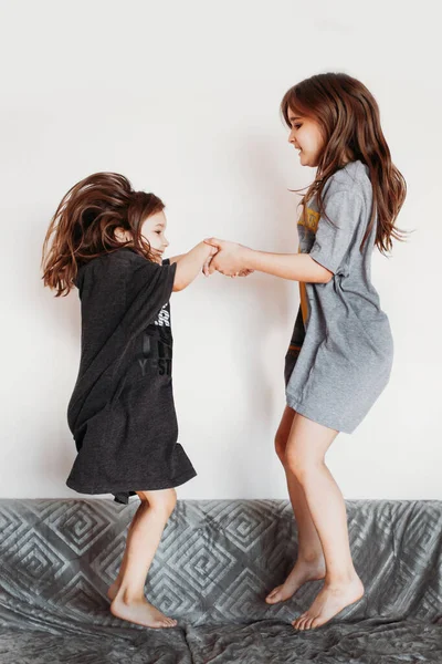 Deux Petites Filles Sœurs Jouant Maison Sautant Sur Canapé Embrassant — Photo