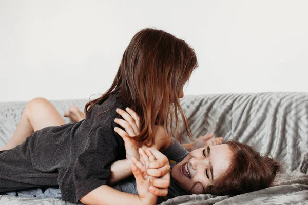 Dwie Małe Dziewczynki Siostry Bawiące Się Domu Skaczące Kanapie Przytulające — Zdjęcie stockowe