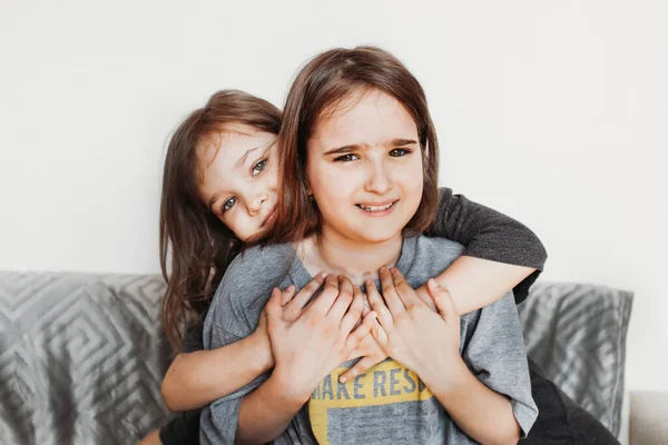 Zwei Kleine Mädchen Schwestern Die Hause Spielen Auf Der Couch — Stockfoto