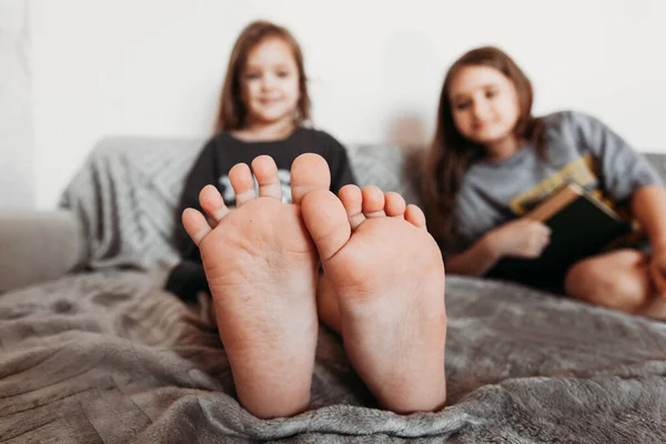 Two Little Girls Sisters Playing Home Jumping Couch Hugging Kissing — Stock Photo, Image