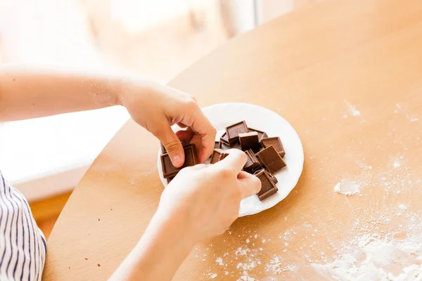 Una Chica Con Pelo Largo Una Camiseta Rayas Cocina Prepara — Foto de Stock