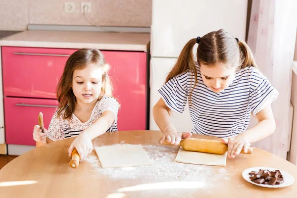 Uma Menina Com Cabelos Longos Uma Camiseta Listrada Uma Irmãzinha — Fotografia de Stock