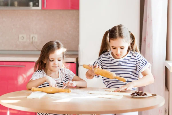 Een Meisje Zusje Koken Gebak Keuken Aan Tafel Bloem Deegroller — Stockfoto