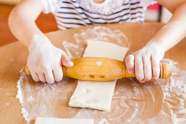 Una Niña Hermana Pequeña Están Cocinando Pasteles Cocina Mesa Harina — Foto de Stock