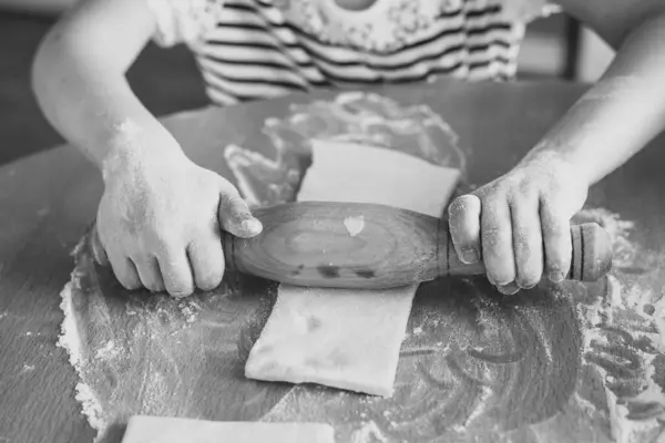 Una Niña Hermana Pequeña Están Cocinando Pasteles Cocina Mesa Harina — Foto de Stock
