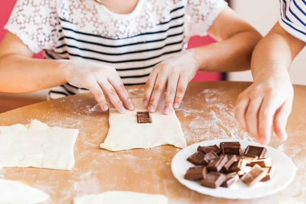 Una Niña Hermana Pequeña Están Cocinando Pasteles Cocina Mesa Harina — Foto de Stock