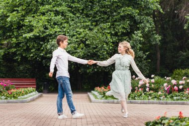 Kız ve erkek yürürken, aşk, ilişkiler, tutumlar, konuşmalar, ilk öpücük, gençlik, bir aile yaratmak