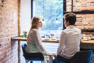 Bir kız ve bir erkek, genç bir adam, bir kafede kahve ya da çay içerler, sohbet ederler, gülerler, sevgililer, randevular ve buluşmalar, lezzetli kekler, tatlılar, öpüşürler.