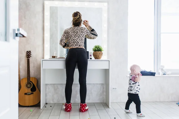 Fille Maquille Près Miroir Mode Mode Enfant Avec Mère Maison — Photo