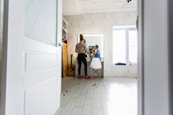 Menina Faz Perto Espelho Moda Moda Criança Com Mãe Casa — Fotografia de Stock