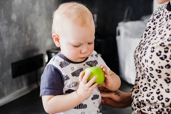 Maman Bébé Parlent Maison Dans Cuisine Fille Dreadlocks Pomme Nourriture — Photo