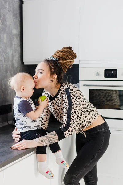 Mãe Bebê Conversa Casa Cozinha Menina Dreadlocks Maçã Comida Saudável — Fotografia de Stock