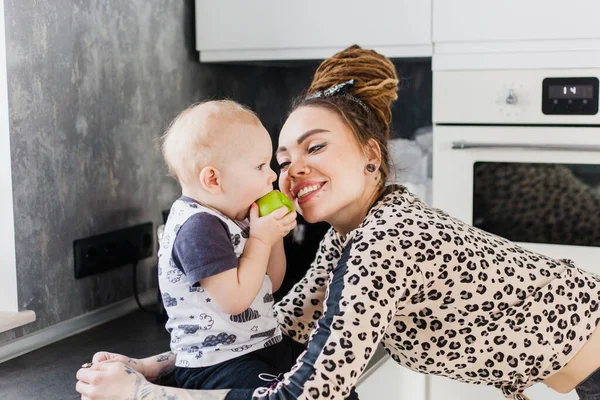 Mãe Bebê Conversa Casa Cozinha Menina Dreadlocks Maçã Comida Saudável — Fotografia de Stock