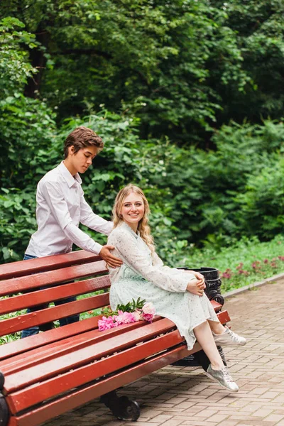 Uma Menina Homem Caminham Parque Verão Conversando Alegria Amor Relacionamentos — Fotografia de Stock
