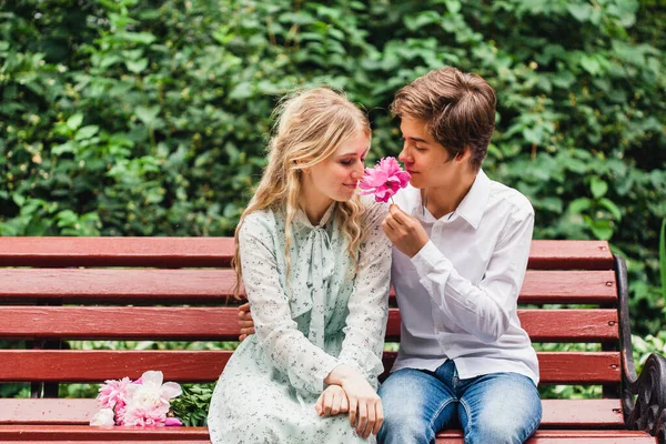 Een Meisje Een Man Wandelen Het Park Zomer Chatten Vreugde — Stockfoto