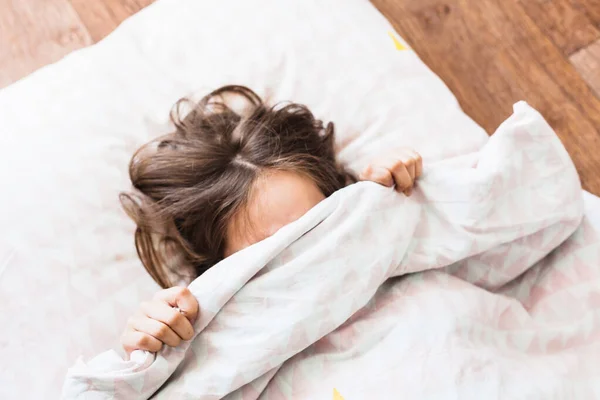 Küçük Bir Kız Yastıkta Uyur Bir Battaniye Kalem Bebek Uykusu — Stok fotoğraf