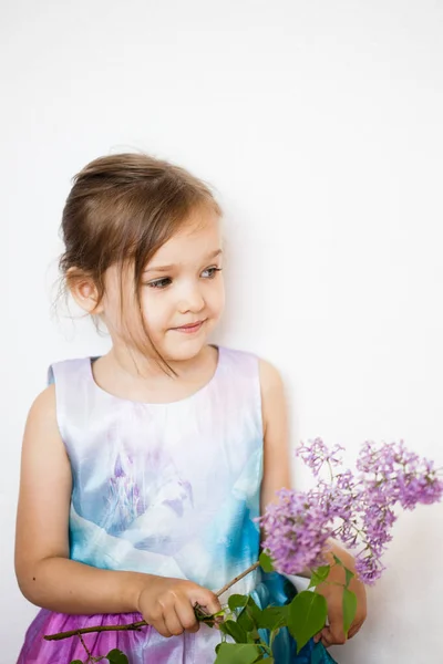 Menina Vestido Com Ramo Lilás Ramo Florescendo Bebê Filha Beleza — Fotografia de Stock