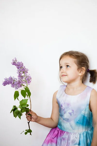 Menina Vestido Com Ramo Lilás Ramo Florescendo Bebê Filha Beleza — Fotografia de Stock