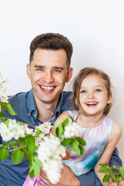 Menina Vestido Com Ramo Lilás Ramo Florescendo Bebê Filha Beleza — Fotografia de Stock