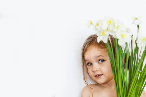 Little Girl Stands White Wall Bouquet Daffodils Spring Flowers Bouquet — Stock Photo, Image