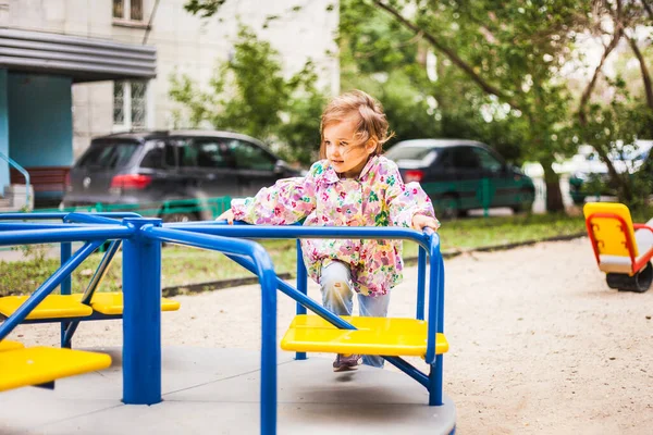 Little Girl Jacket Walks Yard Swings Swing Childhood Summer Beauty — Stock Photo, Image