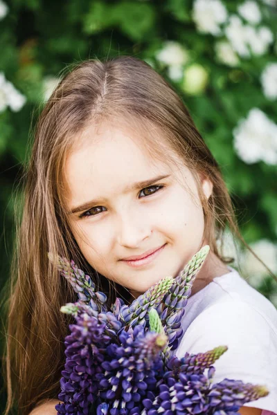 Menina Verão Com Buquê Estandes Tremoço Flores Beleza Presente Para — Fotografia de Stock