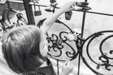 Kalelerle köprü, kız dokunuşları, eller, çocuk, düğün, sendika, ilişki, şehirde yürüyüş, mimari