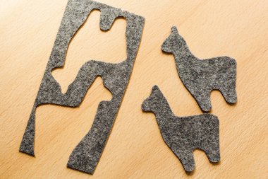 Ellerimiz ve makaslar keçeden yapılır, bir lama şablonu, giysiler için bir oyuncak, çantalar, ellerimizle yaptığımız malzemeler, keçe, dikiş, çocuklar, ev, aksesuarlar.