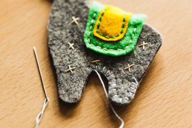 Lama heykelciği, kendi ellerimizle dikeriz, oyuncak yaparız, çocuklar için dekorasyon yaparız, çantalar, kıyafetler, broş, anahtarlık, kumaş, makas, kumaş, iplik, farklı renkler