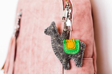 Lama heykelciği, kendi ellerimizle dikeriz, oyuncak yaparız, çocuklar için dekorasyon, çantalar, kıyafetler, broş, anahtarlık, kumaş, makas, kumaş, aksesuar, çanta