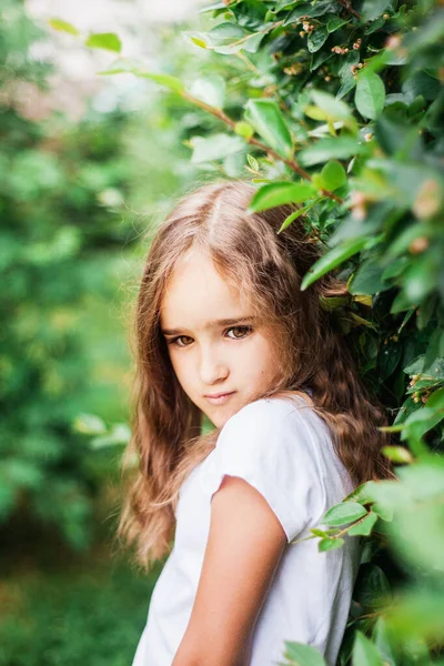 Menina Andando Jardim Plantas Verdes Arbustos Retrato Vegetação Árvores Verão — Fotografia de Stock